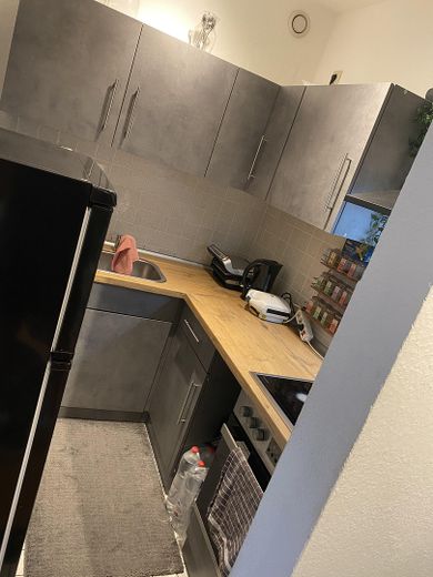 appena ristrutturato, 1 stanza con ampio balcone + cucina componibile – Küche vorhanden