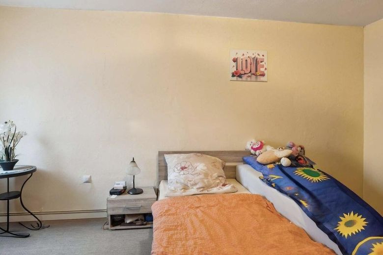 Komplett vermietetes Mehrfamilienhaus mit Gewerbe, 7 Garagen und Garten – Anbau Schlafzimmer