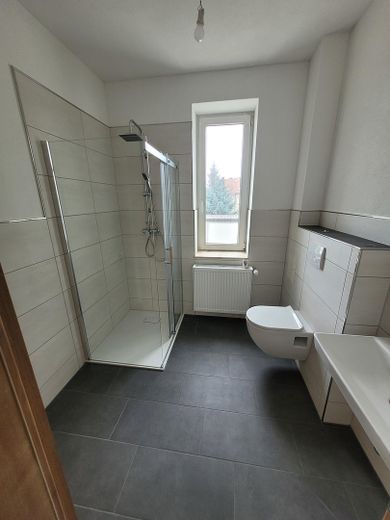 Frisch sanierte Wohnung mit effizientem Grundriss – Tageslichtbad