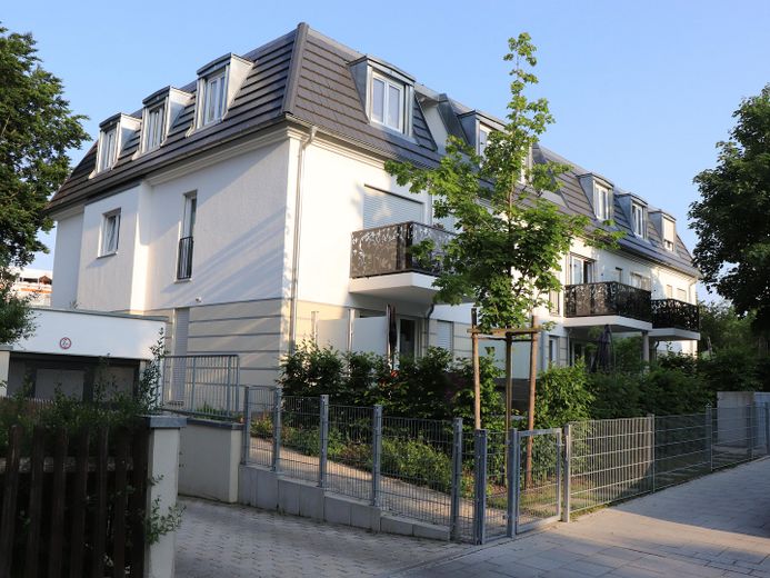 Luminosissimo appartamento di 2 locali di altissima qualità, metropolitana/tram a 3 min, con wallbox/climatizzazione/cucina nuova, vicino al parco – Walmbachvilla, Baujahr 2017