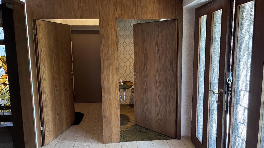 Villa d'architetto in stile Bauhaus con vista sulla valle del Main – Gästetoilette Garagenzugang OG