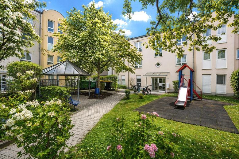 Apartamento de 3 habitaciones recién renovado con garaje subterráneo * libre para ocupar y sin comisión * – Außenansicht Innenhof