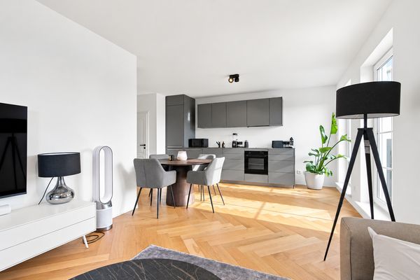 Appartamento all’ultimo piano di alta qualità, modernizzato in una zona residenziale ambita – senza provvigione
