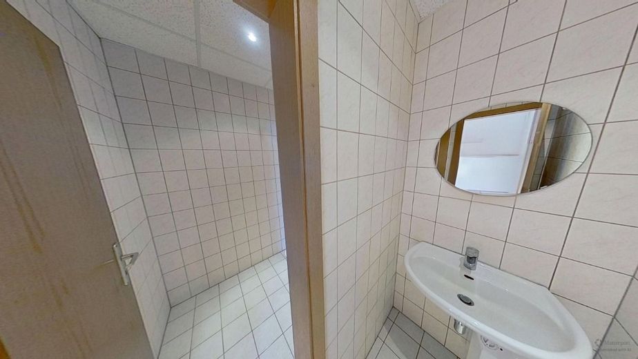 Großzügige Büroeinheit im 1. Obergeschoss in gepflegtem Geschäftshaus – WC 2