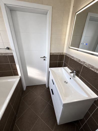 Первое заселение после ремонта | 3 комнаты | 74 м² | балкон | парковочное место – Bad