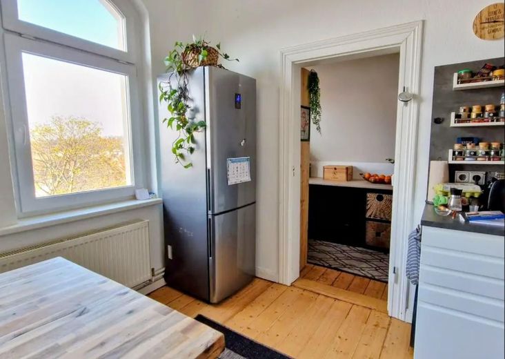 Wohnung mit Fernsicht – Küche mit Speisekammer