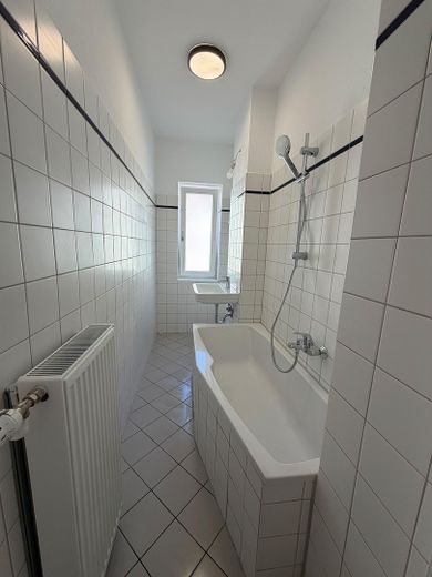 Frisch sanierte, bezugsfreie 3-Zimmer-Wohnung mit Eichenparkett in ruhiger Lage Prenzlauer Berg – Bad
