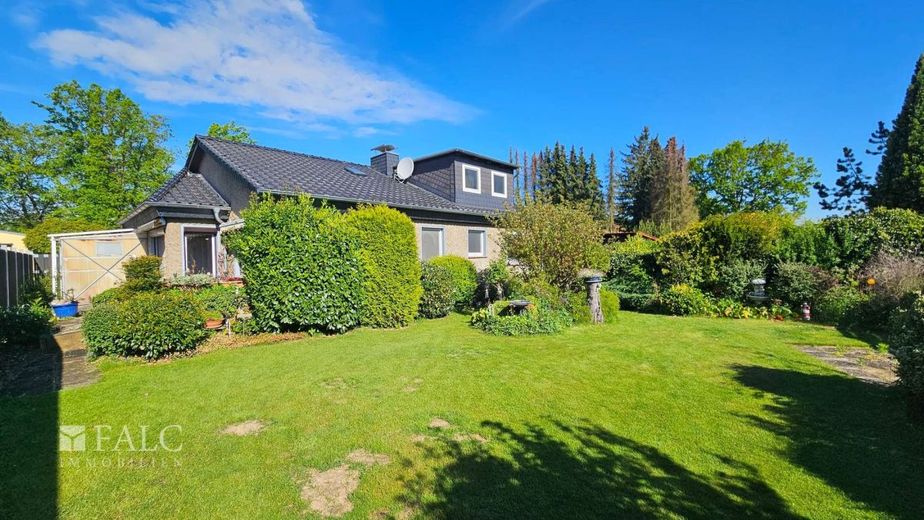 Die Lage ist entscheidend, und die ist top ! – Rückansicht mit Garten