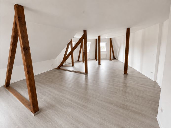 Einzigartige Dachgeschosswohnung - offene Küche, Bad mit Badewanne und Fenster – Foto 1