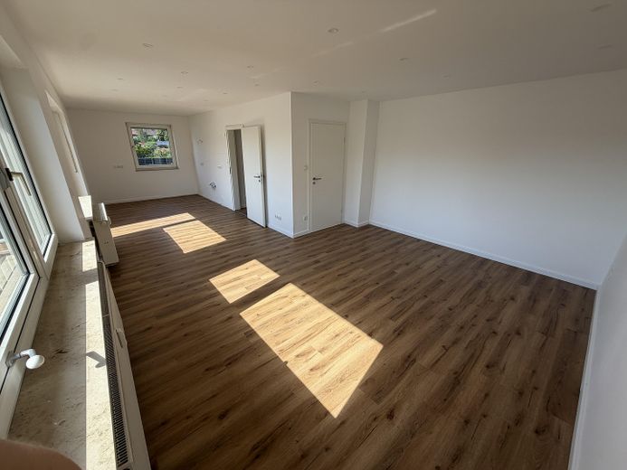 Modern wohnen auf zwei Ebenen – provisionsfrei – Wohn-Esszimmer m offener Küche