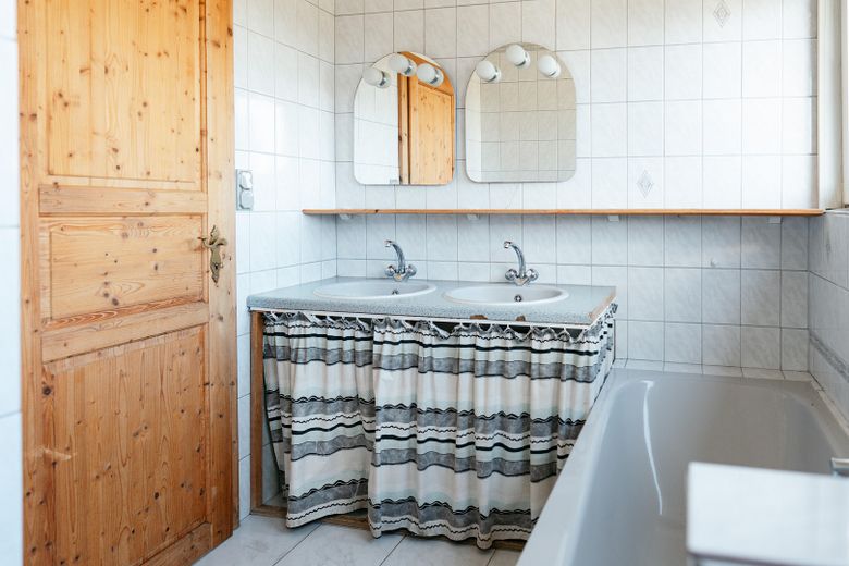 Provisionsfrei ins Familienglück: Traumhaftes Generationenhaus im Grünen mit viel Platz! – Badezimmer Obergeschoss