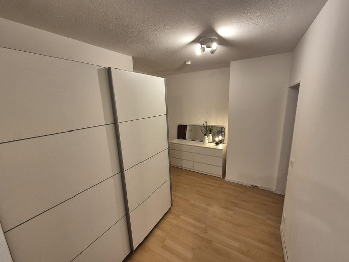 Ruhige, möblierte 1,5-Zimmer-Wohnung mit Südbalkon und TG-Stellplatz in Nürnberg-Wetzendorf – Flur