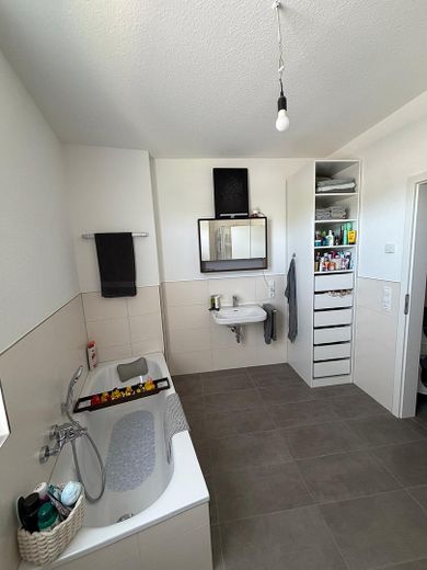 Appartamento di 4 stanze di nuova costruzione con grande balcone, piccolo giardino, tecnologia con pompa di calore e fibra ottica in posizione periferica – Foto 2