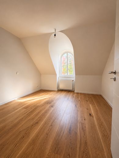Stilvoll saniertes Dachgeschoss mit Rundbogen-Gauben und Balkon in Kirchrode – Schlafzimmer