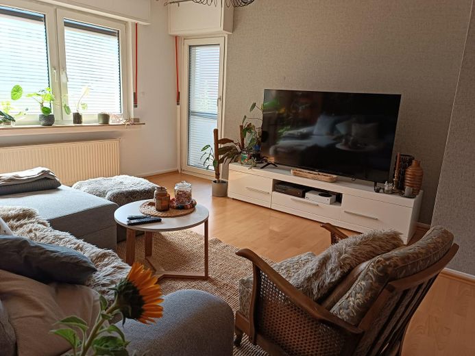 Möbliertes Wohnen: Brühl Innenstadt 3 Zimmer mit Einbauküche, Couch, Bett, Balkon, Garten – Wohnzimmer