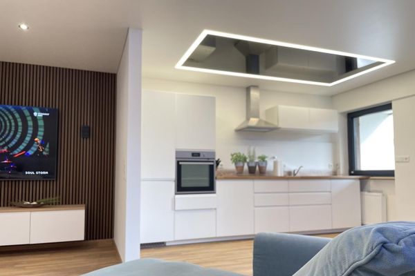 Geschmackvolle, vollst. renovierte 2-Raum-Wohnung mit geh. Innenausstattung mit Balkon und EBK