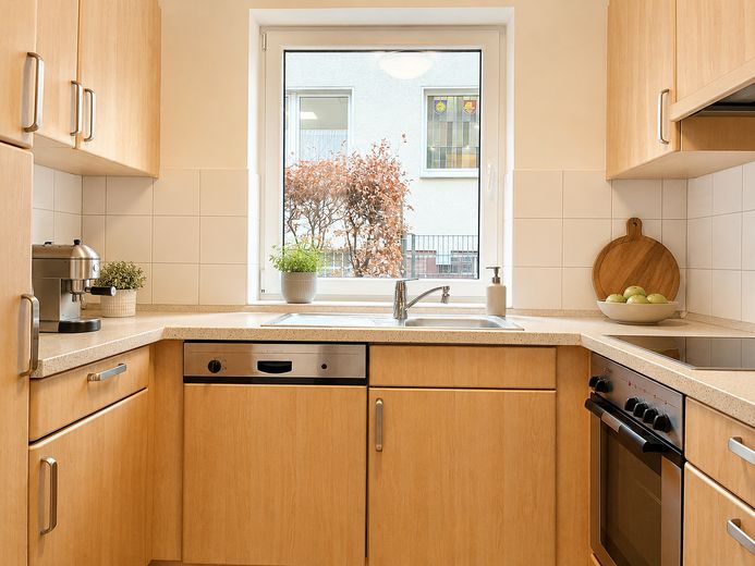 Barrierefreie 2ZKB mit Küche, Parkpl., Terrasse - ruhig & zentral – Küche