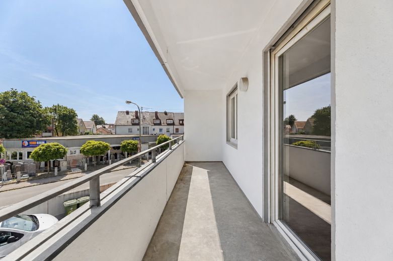 PROVİZYONSUZ: otopark yeri ve 2 balkonlu, tamamen yenilenmiş 3 odalı daire, mükemmel konumda! – Balkon