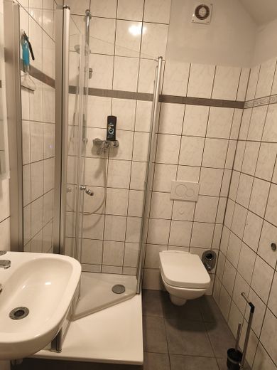 Piso compartido para 4 cerca del centro y la TU – 4 habitaciones de 10-21 m² desde 400 € incl. electricidad/internet|Se aceptan personas internacionales – Badezimmer mit Glasdusche