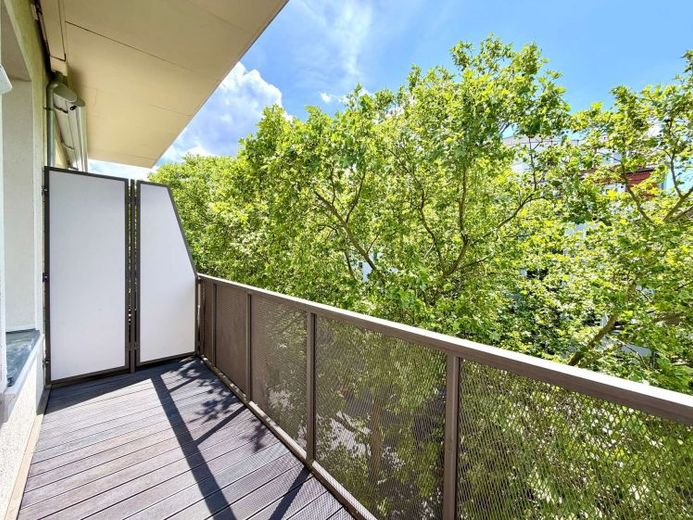 Kernsanierter Altbau mit zwei Balkonen und Aufzug – nur wenige Schritte vom Gleisdreieckpark – Foto 1