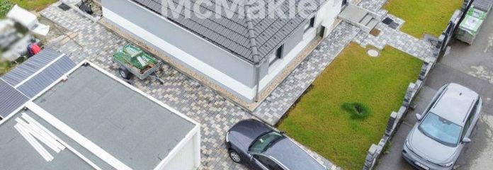 Vivere in posizione centrale su un unico livello: bungalow ben tenuto con giardino, terrazza e doppio garage