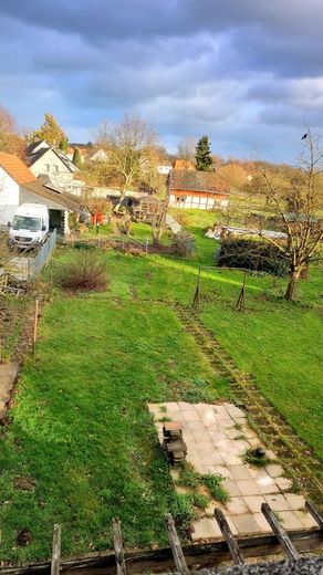 3-Zimmer-Erdgeschosswohnung, große Terrasse, ruhige/zentrale Lage – Rückansicht 1