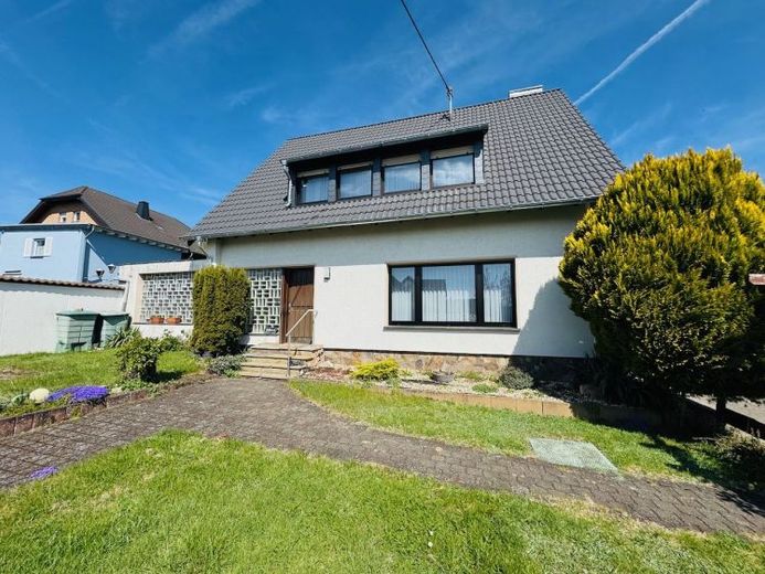 Freist. Einfamilienhaus mit Garage und Garten in zentraler Lage! – Foto 1