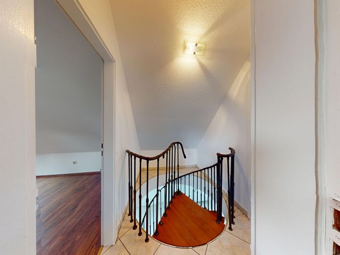 Provisionsfreie 5-Zimmer-Maisonette mit zwei Badezimmern und Balkon – Treppenaufgang 2 Stock