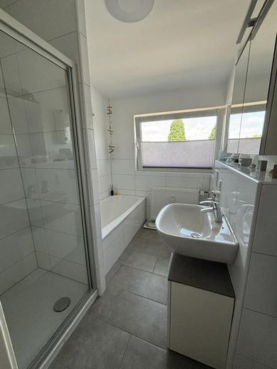Helle 3-Zimmer Wohnung 79m² mit Balkon, optional Garage | gute Anbindung nach DUS, Neuss, MG – Bad