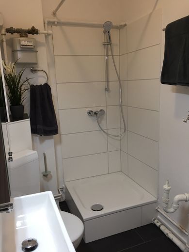 Nowa kuchnia w zabudowie, nowa łazienka, nowe ogrzewanie, jasne mieszkanie jednopokojowe – Neues Bad mit Dusche