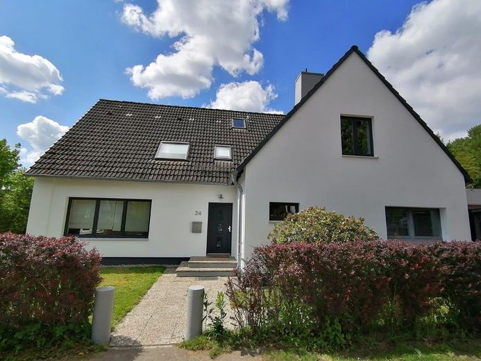 Großzügiges, helles Haus in ruhiger Wohnstraße (30km-Zone) in Pinneberg-Waldenau. – Fassade-2