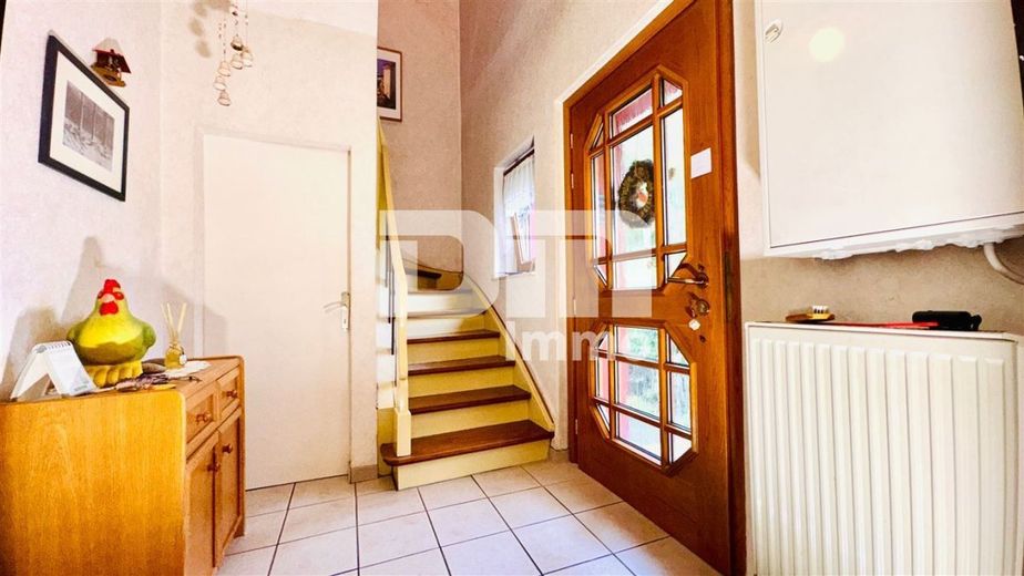 Modernisiertes Einfamilienhaus auf riesigem Grundstück mit Carport und Nebengebäude – EG Windfang / Treppenaufgang