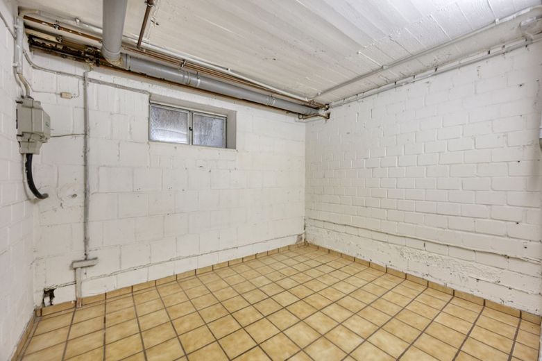Königsdorf:  DHH mit 146 m², Wintergarten, Keller, Garage &amp; Traumgarten / Dach &amp; Fenster saniert! – Praktischer Hauswirtschaftsraum