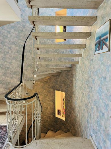 Casa con potencial para dos unidades residenciales en Colonia Flittard – Treppenhaus