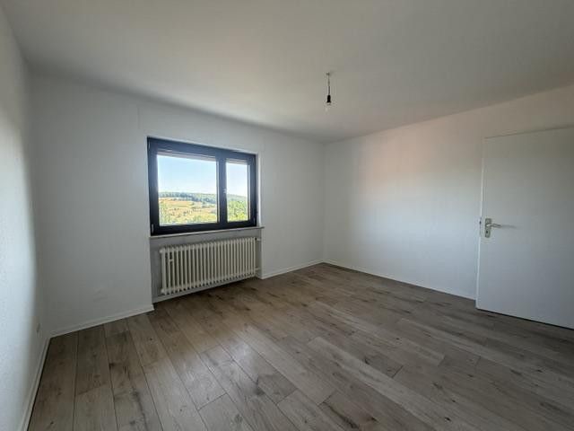 Appartamento EIG appena ristrutturato di 4 locali a Züntersbach– Ampio balcone, bagno accessibile e collegamenti ottimi – Schlafzimmer 1