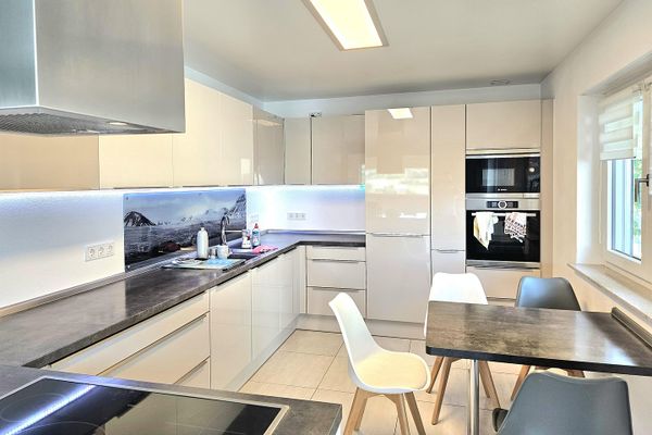 Moderne 3,5 Zimmer EG Wohnung 150 m² Wohnfläche + 190 m² Nutzfläche mit Balkonen & Terrasse & Garten