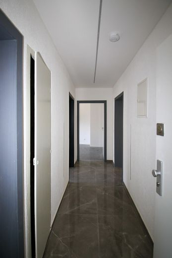 Urbaner Wohntraum mit Tiefgarage: 2-Zimmer kernsaniert – ideal für Paare, Single oder Investment – Flur
