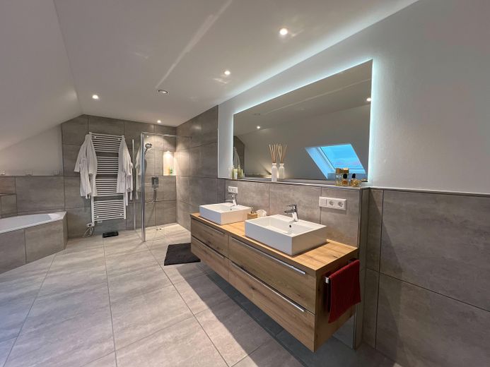 Exclusivo piso de 6 habitaciones con una suite principal, opción de refrigeración y dos grandes terrazas en la azotea – Master Bad