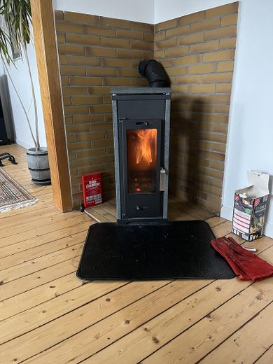 Spacious house, 165 sqm, with building plot on a 2,300 sqm property – Kaminofen vorne