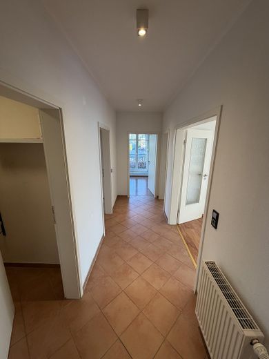 Appartement lumineux de 3,5 pièces à Sasel | Balcon exposé sud-ouest & 2 places de stationnement en parking souterrain – Flur