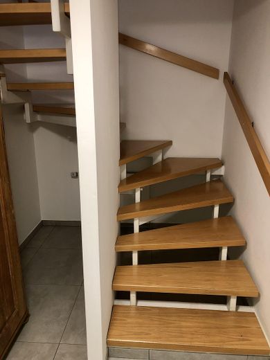 Doppelhaushälfte curata – Keller-Treppenhaus