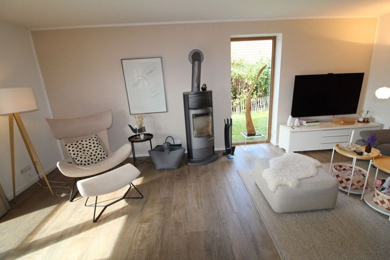 Exquisites Einfamilienhaus in neuwertigem Zustand mit PV-Anlage,Carport und idyllischer Gartenanlage – Wohnzimmer