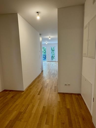 Luminosissimo appartamento di 2 locali di altissima qualità, metropolitana/tram a 3 min, con wallbox/climatizzazione/cucina nuova, vicino al parco – heller Grundriss
