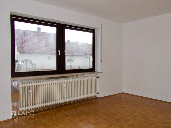 Einfach Mehr: Bungalow mit ELW. Garage, Süd-Loggia-Terrasse. Wohnreserve. Ruhige Wohnlage. Frei. – EG: Schlafzimmer 2