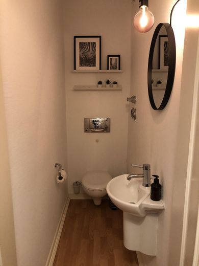 Beaucoup d’espace pour vos projets et rêves, spacieuse maison individuelle avec appartement indépendant à Cologne-Hahnwald – Gäste-WC Einliegerwohnung