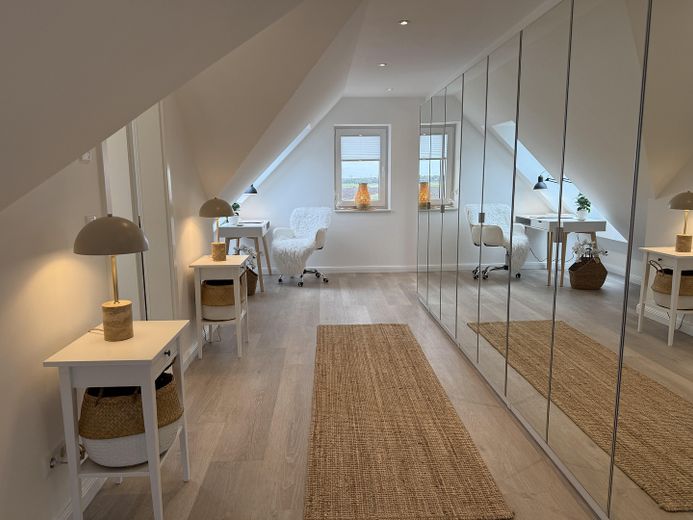 großer Flur + Kleiderschrank