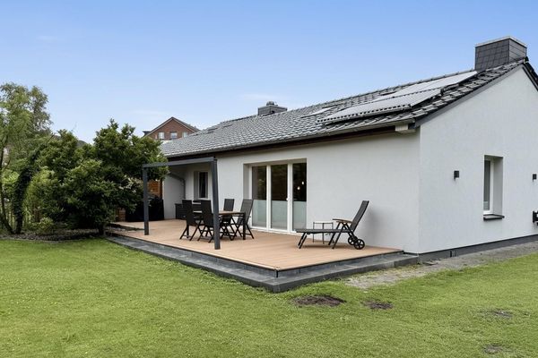 Provisionsfrei - Helles Reihenendhaus mit großer Terrasse, Sauna im Garten und Einzelgarage