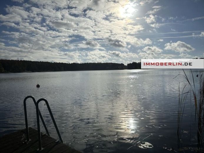 IMMOBERLIN.DE - Traumhaftes Wassergrundstück mit Wochenendbungalow & Boot in herrlicher Naturlage – Foto 1