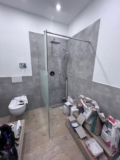 Erstbezug nach Kernsanierung – 2,5-Zimmer-Wohnung | KfW 55 – Bad mit Regendusche