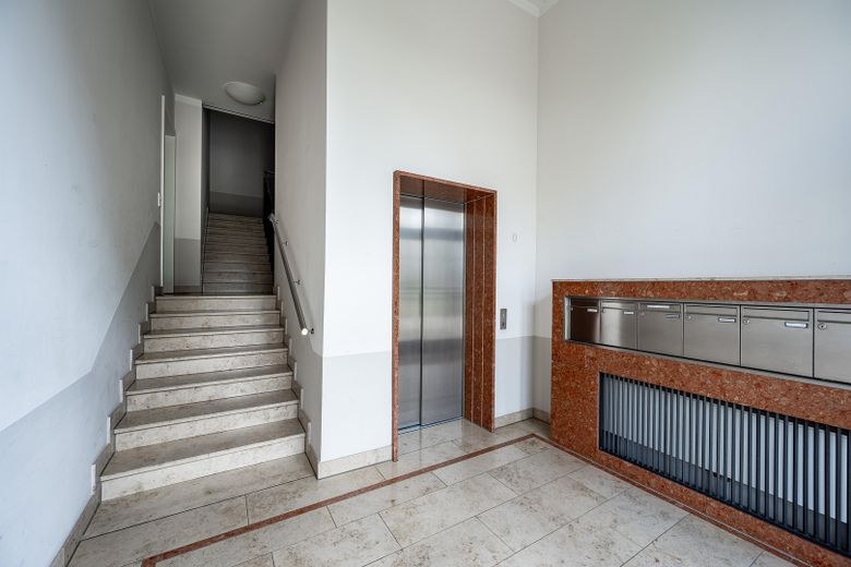 Luxuriöse, moderne 5-Zimmer Maisonette Wohnung mit TG-Stellplatz und Balkon in Südwest-Lage – Hauseingang 2